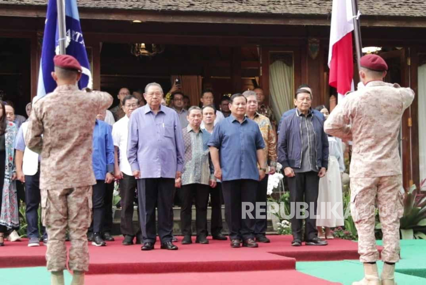 Ketua Majelis Tinggi Partai Demokrat Susilo Bambang Yudhoyono (SBY) dan Ketua Umum Partai Demokrat Agus Harimurti Yudhoyono (AHY) menyambangi kediaman Prabowo Subianto untuk menyampaikan sikap dukungannya kepada Menteri Pertahanan (Menhan) itu, Ahad (17/9/2023).