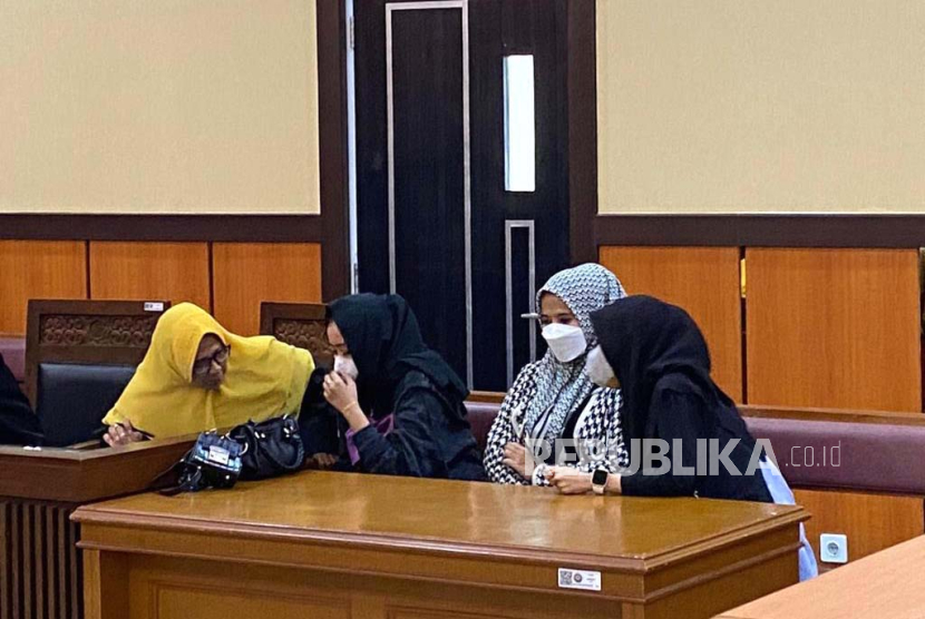 Tiga terdakwa kasus kejahatan hewan yang memberikan soju ke kucing di Padang mulai hadapi persidangan di Pengadilan Negeri Kelas 1 A Padang, Kamis (7/9/2023). 