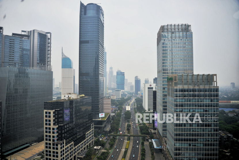 Suasana gedung bertingkat di Jakarta, Senin (14/10/2024). Program manajemen risiko pembangunan nasional dinilai penting.