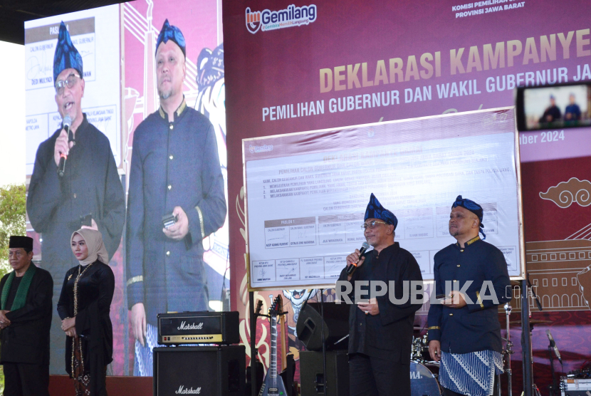 Pasangan calon (paslon) gubernur dan wakil gubernur Jawa Barat (Jabar) Ahmad Syaikhu dan Ilham Habibie menyampaikan sambutan saat Deklarasi Kampanye Damai Pemilihan Gubernur dan wakil Gubernur Jabar 2024 yang digelar KPU Jabar, di Laswi Heritage, Kota Bandung, Selasa (24/9/2024). Kegiatan yang bertajuk Inisiasi Budaya Demokrasi ini merupakan langkah simbolis dalam rangka mendukung Pemilu damai dalam ajang kontestasi Pilkada Serentak 2024.