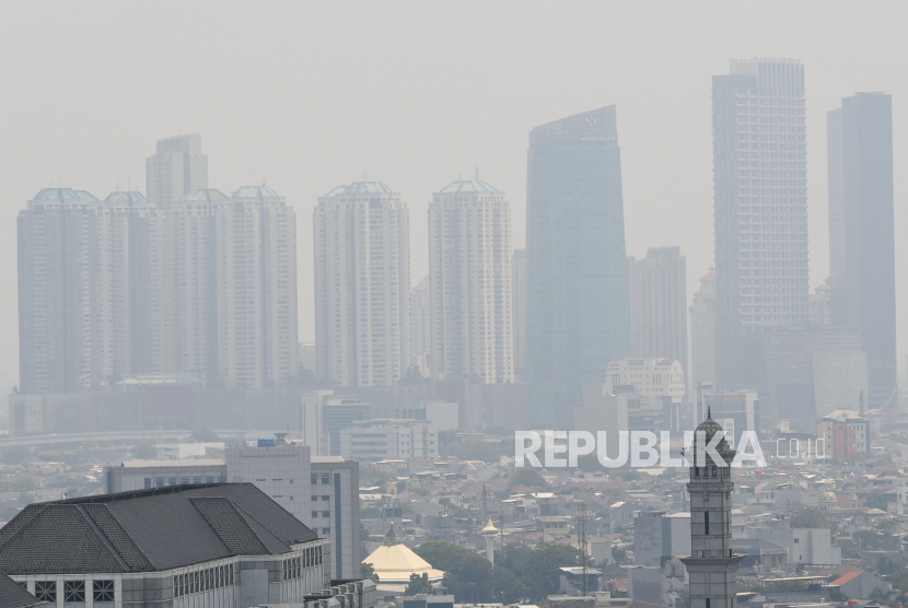 Kabut asap menyelimuti gedung-gedung bertingkat di Jakarta, Kamis (25/8/2022). Kualitas udara yang buruk dapat memicu penyakit pernapasan.