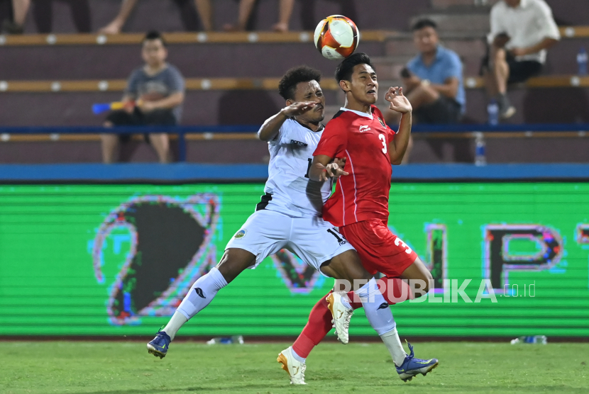 Pesepak bola Timnas Indonesia Firza Andika (kanan) berebut bola dengan pesepak bola Timnas Timor Leste Armindo De Almeida (kiri) dalam laga lanjutan Grup A Sepak Bola SEA Games 2021 Vietnam di Stadion Viet Tri, Phu Tho, Vietnam, Selasa (10/5/2022). Indonesia menang dengan skor 4-1. 