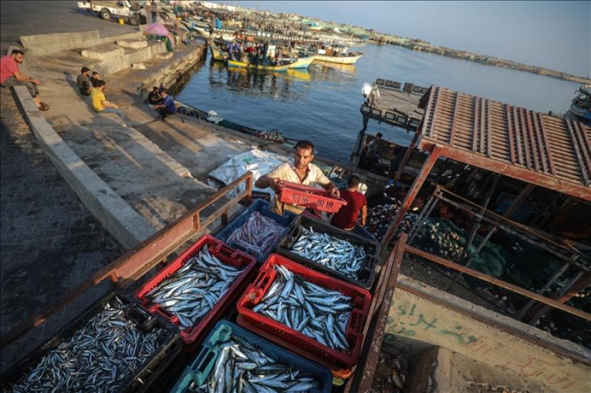 Pemerintah Israel pada Senin (27/4) melarang para nelayan menangkap ikan di Jalur Gaza yang diblokade.