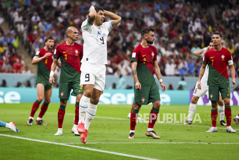 Reaksi Luis Suarez (kiri) dari Uruguay selama pertandingan sepak bola Grup H Piala Dunia FIFA 2022 antara Portugal dan Uruguay di Stadion Lusail di Lusail, Qatar, Selasa (29/11/2022) dini hari WIB. 