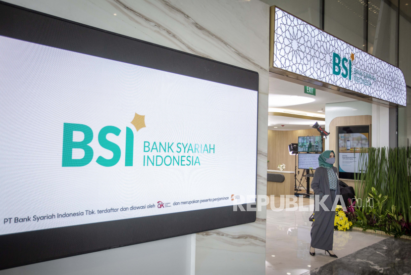 Pegawai berjalan di Bank Syariah Indonesia (BSI).