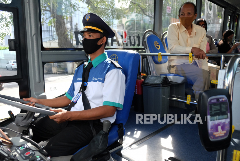 Pengemudi mengendarai bus Trans Metro Deli di Medan, Sumatera Utara, Rabu (25/11/2020). Sebanyak 35 bus Trans Metro Deli telah beroperasi di kawasan Kota Medan hingga Desember 2020 dengan tarif gratis bagi para penumpang. Operator menerapkan protokol kesehatan bagi para penumpang guna mencegah penularan COVID-19.