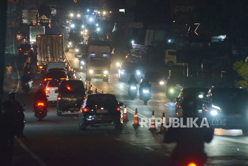 Kendaraan padati Jalan Raya Nagreg, Kabupaten Bandung, Jawa Barat (Jabar), Sabtu (6/4/2024) malam. 