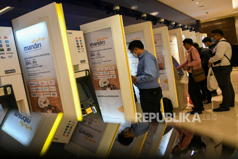 Nasabah bertransaksi di anjungan tunai mandiri (ATM) di Jakarta, Selasa (19/5). Bank Indonesia (BI) menyampaikan likuiditas perekonomian atau uang beredar dalam arti luas (M2) pada Januari 2021 tetap menunjukkan pertumbuhan positif.