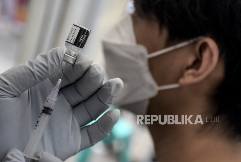 Vaksinator menyiapkan vaksin Covid-19 untuk disuntikkan ke warga di Taman Dewi Sartika, Jalan Wastukencana, Kota Bandung, Selasa (18/10/2022). Masyarakat Indonesia yang menjalani vaksinasi COVID-19 dosis ketiga kini telah mencapai 65.088.427 (65,09 juta) orang. 