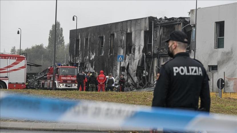 Pesawat menabrak gedung perkantoran 2 lantai yang kosong di pinggiran kota Milan.