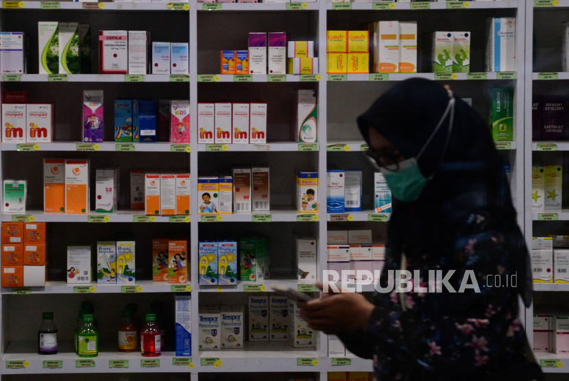 Sejumlah obat sirup yang tidak dijual akibat larangan dari Kementerian Kesehatan ilustrasi. Dinas Kesehatan Kabupaten Indramayu, Jawa Barat, melakukan inspeksi mendadak (sidak) di sejumlah apotek untuk memastikan tidak ada yang menjual obat sirup, terutama lima produk yang ditarik peredarannya oleh Badan Pengawas Obat dan Makanan (BPOM).