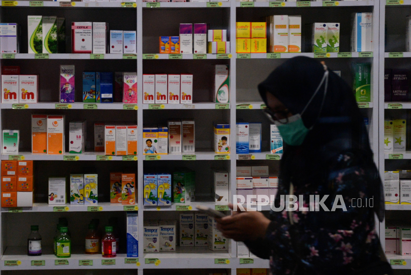 Sejumlah obat sirop yang tidak dijual akibat larangan dari Kementerian Kesehatan di RSIA Bunda Jakarta, Kamis (20/10/2022). Kementerian Kesehatan menginstruksikan seluruh apotek di Indonesia untuk sementara tidak menjual obat dalam bentuk sirop ke masyarakat imbas dari adanya temuan penyakit gangguan ginjal akut. Republika/Putra M. Akbar