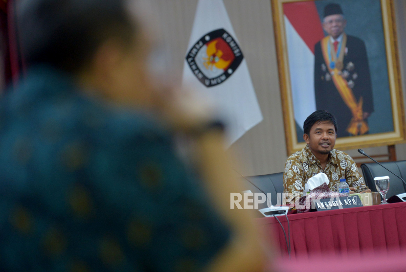 Anggota KPU RI Idham Holik menyampaikan arahan di Gedung KPU, Jakarta, Ahad (18/12/2022).