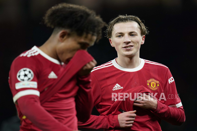 Dua pemai muda Manchester United, Charlie Savage (kanan) dan Shola Shoretire dalam laga kontra Young Boys di Liga Champions.