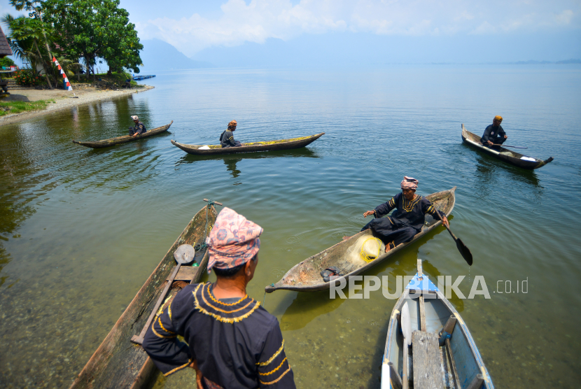 A number of participants climbed their bidets during the Manjalo Competition, ManLake Festival - Kelok 44 in Nagari Man, Agam, West Sumatra, Sunday (17/9/2023). Sumbar Cultural Preservation Hall held a fishing contest as an attempt to revive the tradition that began to be lost on the shores of the volcanic lake, especially fishing from the top of the sea.