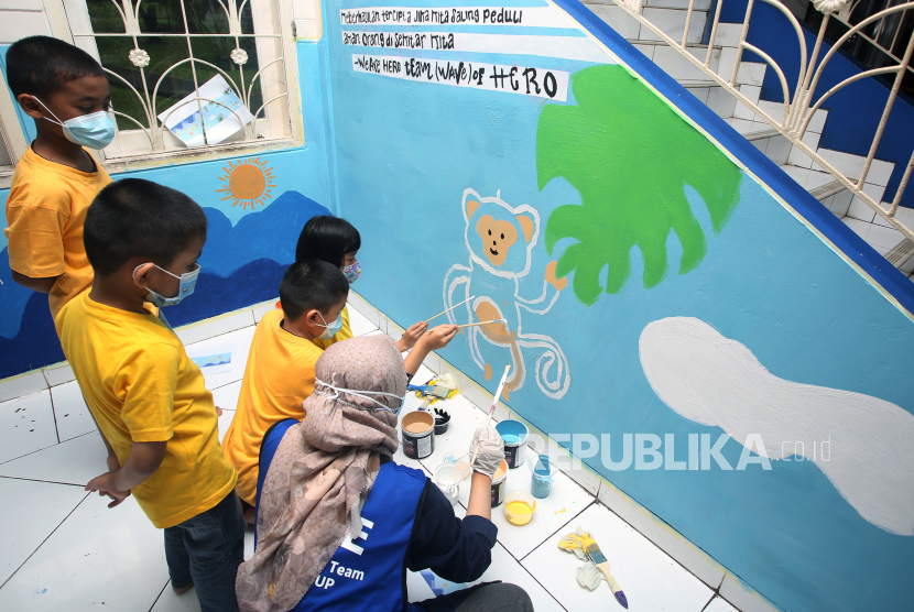 Sejumlah anak berkebutuhan khusus dengan didampingi relawan membuat mural dinding kelas (ilustrasi).