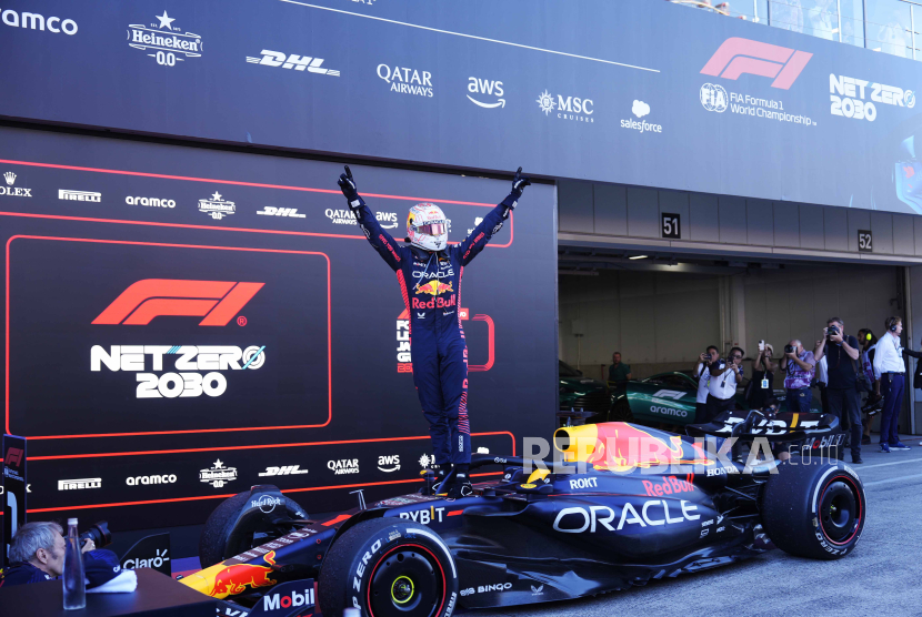 Pembalap Formula Satu Belanda Max Verstappen dari Red Bull Racing melakukan selebrasi setelah memenangkan Grand Prix Formula Satu Jepang di arena pacuan kuda Sirkuit Suzuka di Suzuka, Jepang, Ahad (24/9/2023).