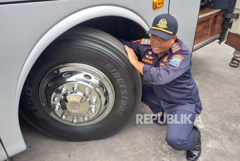 Petugas Dinas Perhubungan (Dishub) Kota Bandung melakukan pemeriksaan kendaraan saat kegiatan ramp check di salah satu pul bus wilayah Kota Bandung, Jawa Barat, Rabu (29/3/2023). 