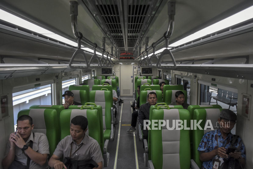 Penumpang berada dalam rangkaian kereta pengumpan (feeder) untuk kereta cepat Jakarta-Bandung (Whoosh) saat uji coba di Kabupaten Bandung Barat, Jawa Barat, Sabtu (30/9/2023).