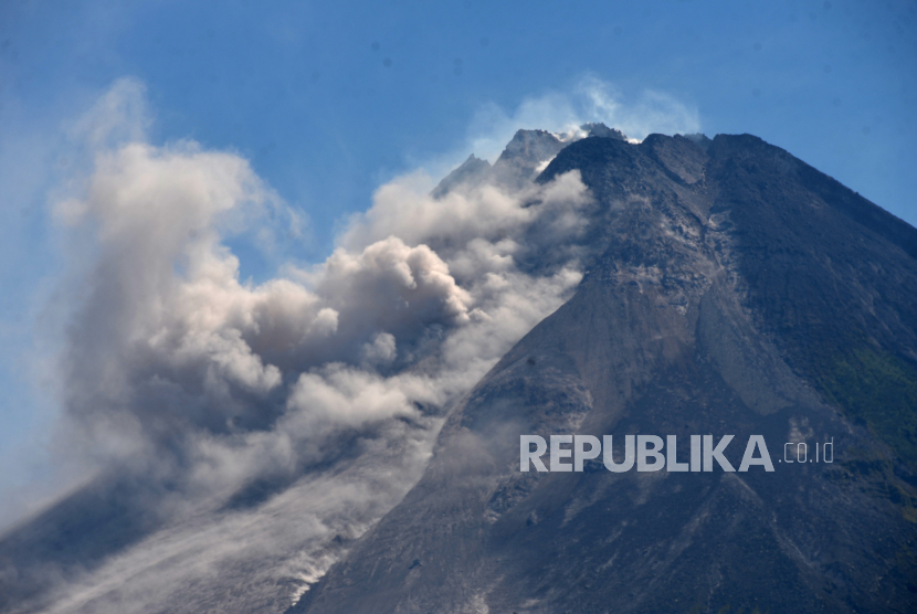 Luncuran awan panas guguran (APG) Gunung Merapi terlihat dari Tunggularum, Sleman, Yogyakarta, Senin (13/3/2023). Aktivitas vulkanik Gunung Merapi terpantau masih tinggi. Berdasarkan pengamatan BPPTKG Senin (13/3/2023) dari pukul 00:00 hingga 06:00 WIB teramati guguran lava pijar terjadi sebanyak 30 kali dengan jarak luncur maksimum 1100 meter ke arah Barat Daya.