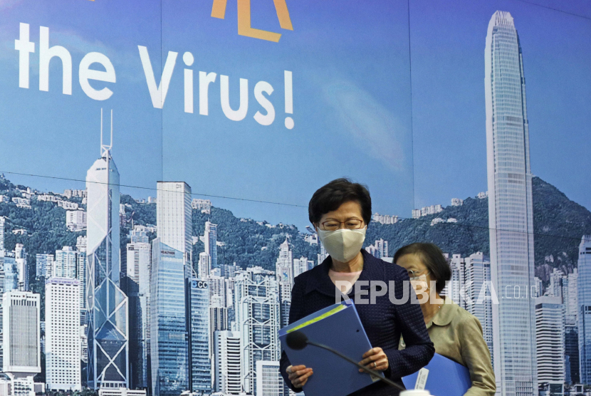  Kepala Eksekutif Hong Kong Carrie Lam tiba untuk konferensi pers di Hong Kong, Jumat, 31 Juli 2020. Dia mengumumkan untuk menunda pemilihan legislatif yang dijadwalkan pada 6 September, dengan alasan wabah virus korona yang memburuk.