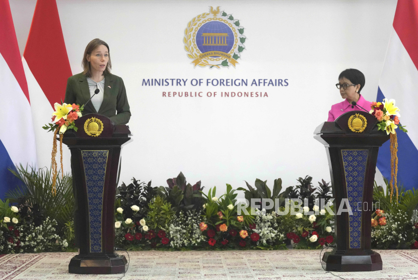 Menlu RI Retno Marsudi (kanan) dan Menlu Belanda Hanke Bruins (kiri) menyampaikan keterangan kepada wartawan usai melakukan pertemuan bilateral di Gedung Kemenlu, Jakarta, Selasa (31/10/2023). 