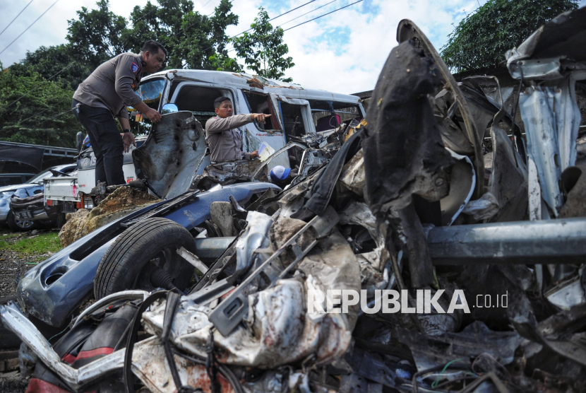 Petugas memeriksa kendaraan yang hancur akibat kecelakan beruntun di Gerbang Tol Ciawi 2 di Unit Laka Polresta Bogor Kota, Jawa Barat, Rabu (5/2/2025). Adapun kondisi kendaraan akibat kecelakaan tersebut ada yang rusak dan terbakar. Total ada 7 kendaraan yang terlibat dalam kecelakaan maut tersebut yaitu satu truk tronton, kemudian lima minibus dan satu sedan. Dari tujuh kendaraan yang terlibat kecelakaan tiga di antara terbakar dalam insiden tersebut. Saat ini proses penyelidikan untuk mengungkap penyebab kecelakaan beruntun itu masih dilakukan.