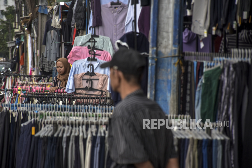 Pedagang menunggu pelanggan di salah satu kios di Pasar Cimol Gedebage, Kota Bandung, Jawa Barat, Kamis (8/6/2023). Pemerintah menyusun regulasi terkait penanganan sampah tekstil.