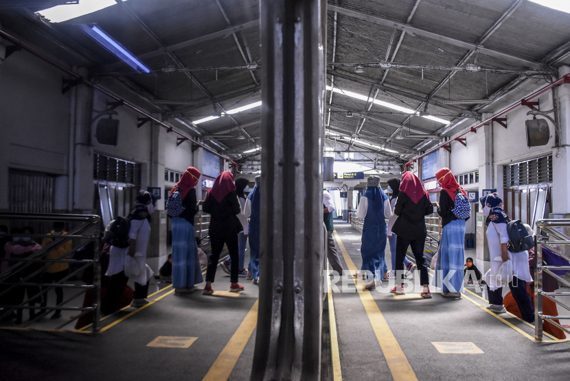 Sejumlah penumpang menaiki kereta api di Stasiun Bandung, Kota Bandung. - Kementerian Perhubungan (Kemenhub) menyiapkan strategi untuk mengembangkan perkeretaapian nasional.