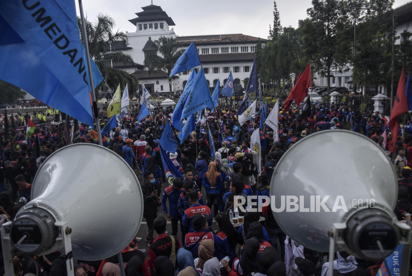Buruh/pekerja dari berbagai serikat dan konfederasi berunjuk rasa mengawal penetapan UMK 2024 di depan Gedung Sate, Kota Bandung, Jawa Barat, Kamis (30/11/2023). 