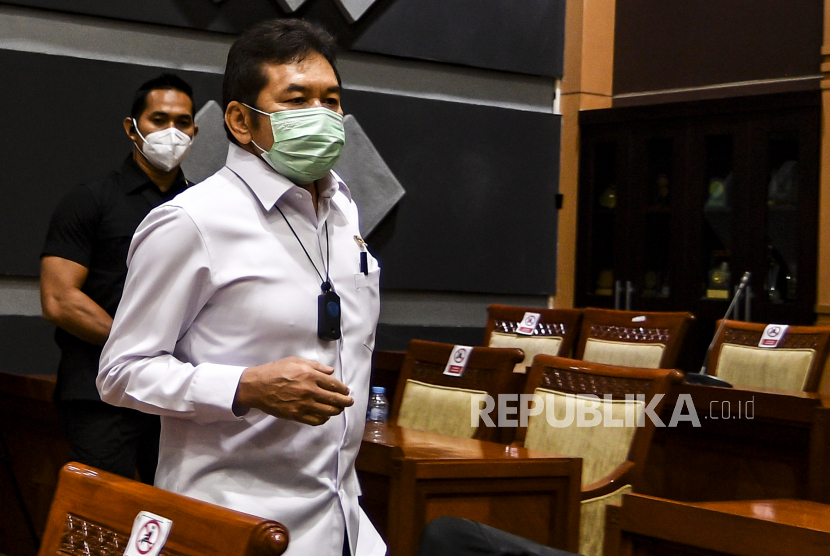 Jaksa Agung Burhanuddin berjalan untuk mengikuti Rapat Dengar Pendapat (RDP) bersama Komisi III DPR di Kompleks Parlemen, Senayan, Jakarta, Selasa (26/1/2021). Rapat tersebut beragendakan evaluasi kinerja Kejaksaan Agung Tahun 2020 dan rencana kerja 2021 serta penanganan kasus-kasus yang menarik perhatian publik dan strategi peningkatan kualitas SDM. 