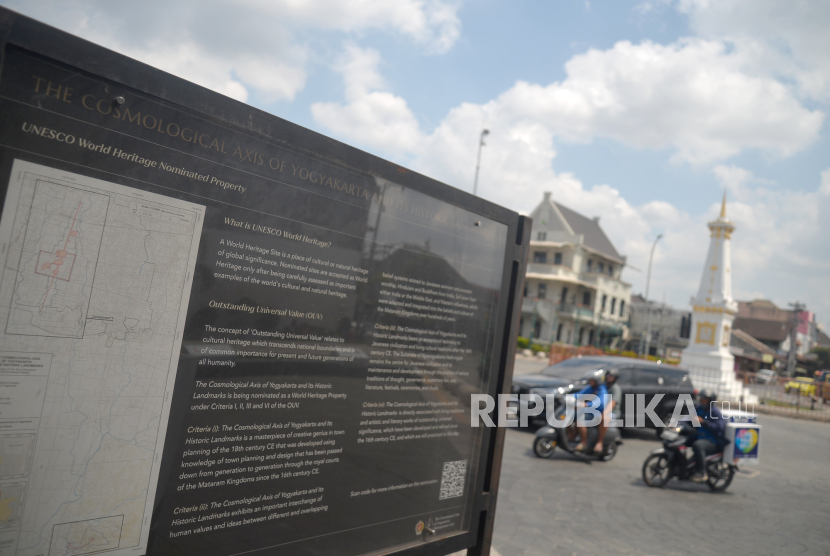 Informasi terkait pengajuan Sumbu Filosofi Yogyakarta menjadi warisan dunia UNESCO di kawasan Tugu Pal Putih, Yogyakarta.