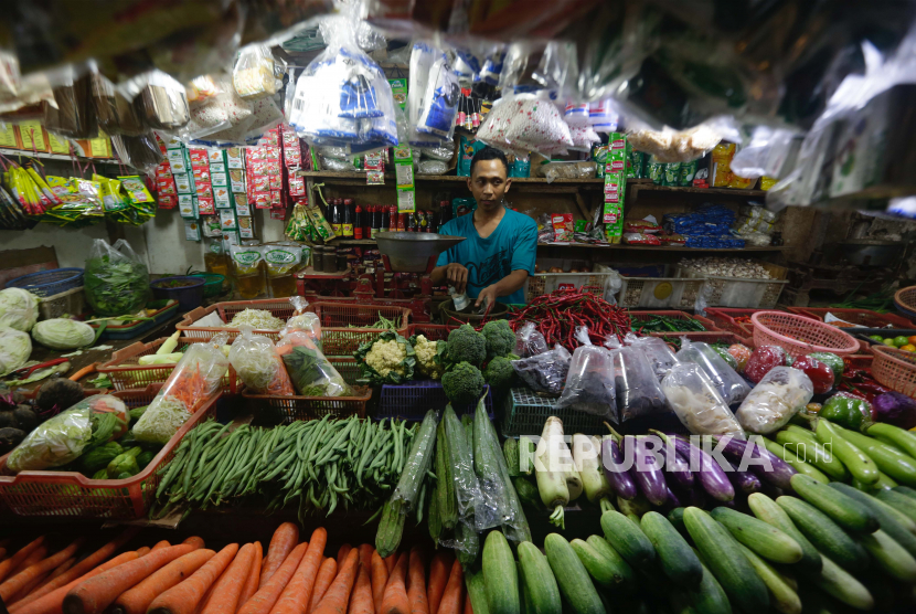 Seorang pedagang sayuran menunggu pelanggan di pasar tradisional, Senin (28/3/2022). Pemerintah Provinsi Kalimantan Tengah mengantisipasi peningkatan inflasi saat Ramadhan dan Idul Fitri.