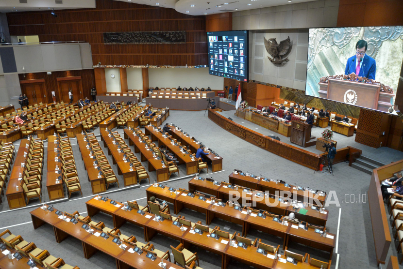 Bangku kosong ruang sidang mewarnai Rapat Paripurna DPR di Kompleks Parlemen Senayan, Jakarta, Selasa (6/12/2022). Rapat Paripurna DPR tersebut mengesahkan Rancangan Kitab Undang-Undang Hukum Pidana (RKUHP) menjadi Undang-Undang. Republika/Prayogi