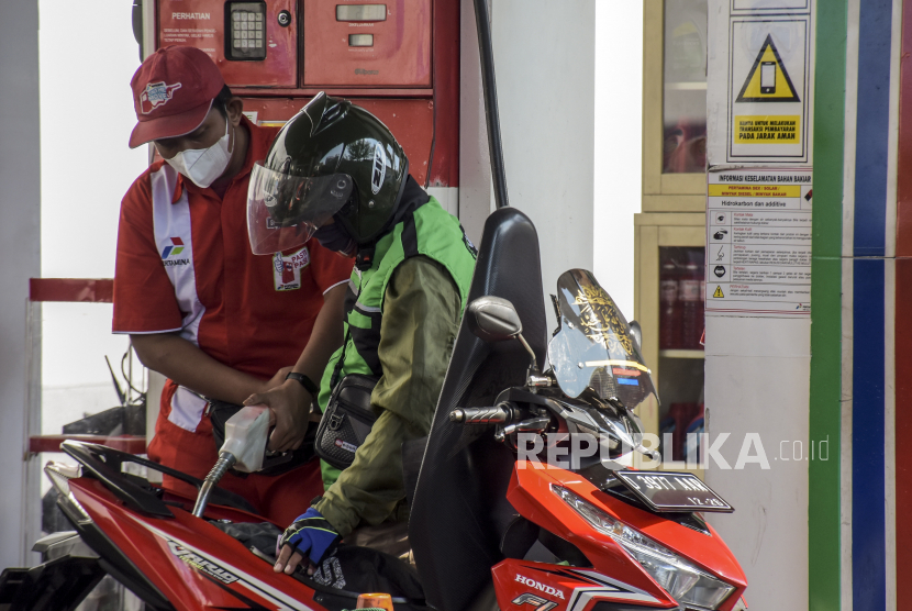 Pengendara sepeda motor mengisi bahan bakar minyak (BBM) di SPBU Pertamina Riau, Jalan LLRE Martadinata, Kota Bandung, Kamis (25/8/2022). Pemerintah berencana akan menaikkan harga bahan bakar minyak (BBM) subsidi pertalite dan solar dalam waktu dekat. Kenaikan harga tersebut tak lepas dari kuota BBM yang menipis dan dana subsidi membengkak Rp502 triliun dari proyeksi awal Rp170 triliun. Republika/Abdan Syakura