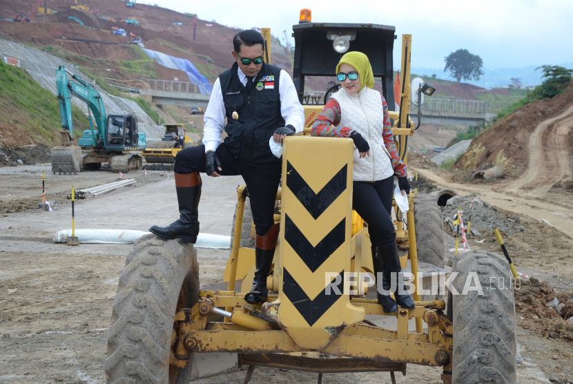 Gubernur Jawa Barat Ridwan Kamil (Emil) bersama istri Atalia Praratya meninjau pembangunan Tol Cisumdawu (Cileunyi, Sumedang dan Dawuan), Senin (10/1/2022). 