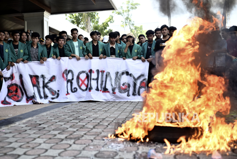 Sejumlah mahasiswa Aceh menuntut deportasi pengungsi Rohingya.