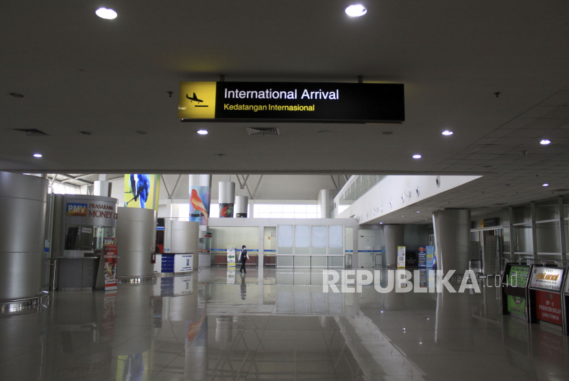 Petugas melintas di kedatangan internasional Terminal 2 Bandara Internasional Juanda Sidoarjo, Jawa Timur. ilustrasi