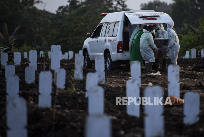 Petugas membawa peti jenazah korban COVID-19 untuk dimakamkan di TPU Srengseng Sawah Dua, Jagakarsa, Jakarta Selatan, (ilustrasi). Kasus kematian akibat Covid-19 pekan ini mengalami peningkatan.