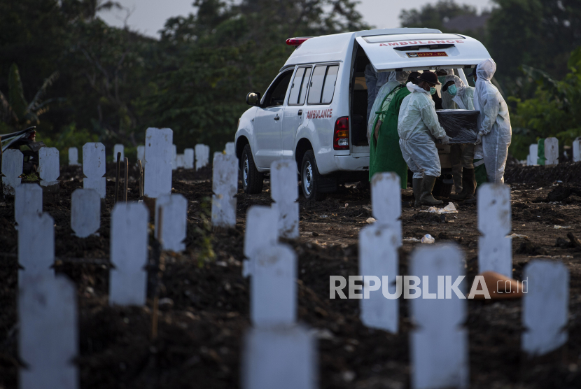 Petugas membawa peti jenazah korban COVID-19 untuk dimakamkan di TPU Srengseng Sawah Dua, Jagakarsa, Jakarta Selatan, Kamis (11/3/2021). Ketua Satuan Tugas Penanganan COVID-19 Doni Monardo menyatakan tantangan terbesar penanganan saat ini adalah angka kematian akibat virus tersebut secara keseluruhan di Indonesia masih di atas standar global yakni sebesar 0,48 persen. ANTARA FOTO/Sigid Kurniawan/rwa.