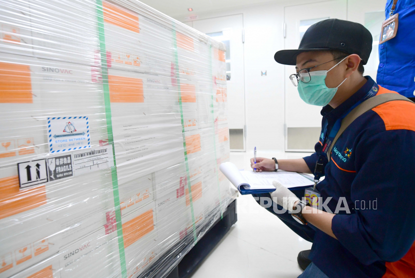  Foto selebaran yang disediakan oleh Istana Kepresidenan Indonesia menunjukkan pejabat yang memeriksa vaksin COVID-19 dari China, (ilustrasi)