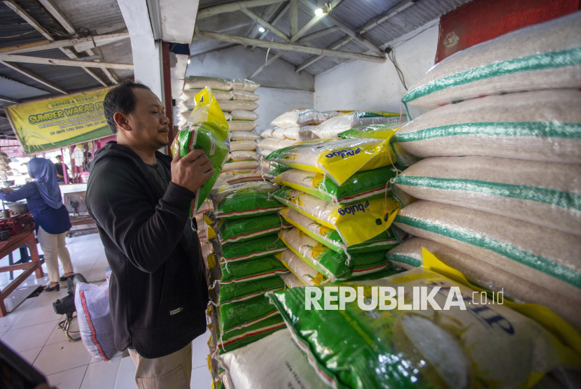 Pedagang memeriksa kondisi beras Program Stabilisasi Pasokan dan Harga Pangan (SPHP) di salah satu kios di Pasar Induk Indramayu, Jawa Barat, Ahad (13/7/2025). Bulog Cabang Indramayu bersama Satgas Pangan  melakukan pengawasan distribusi beras SPHP untuk mencegah penyelewengan serta memastikan kecukupan stok beras di pasar. 