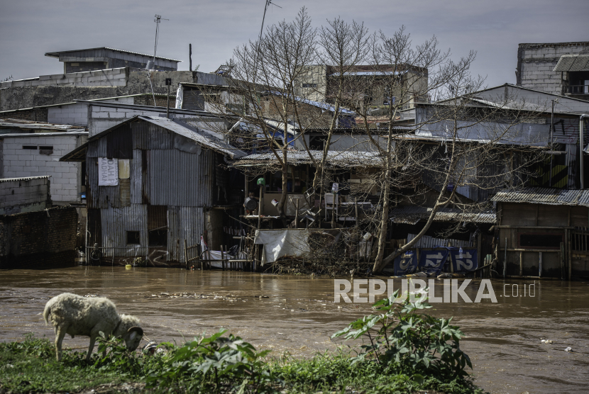 Deretan permukiman penduduk semi permanen di bantaran Sungai Ciliwung, Jakarta, Senin (5/10/2020). Pemprov DKI Jakarta mencatat terdapat kenaikan 1,11 persen angka kemiskinan Jakarta menjadi 4,53 persen pada bulan September 2020 karena dampak dari pandemi COVID-19. 