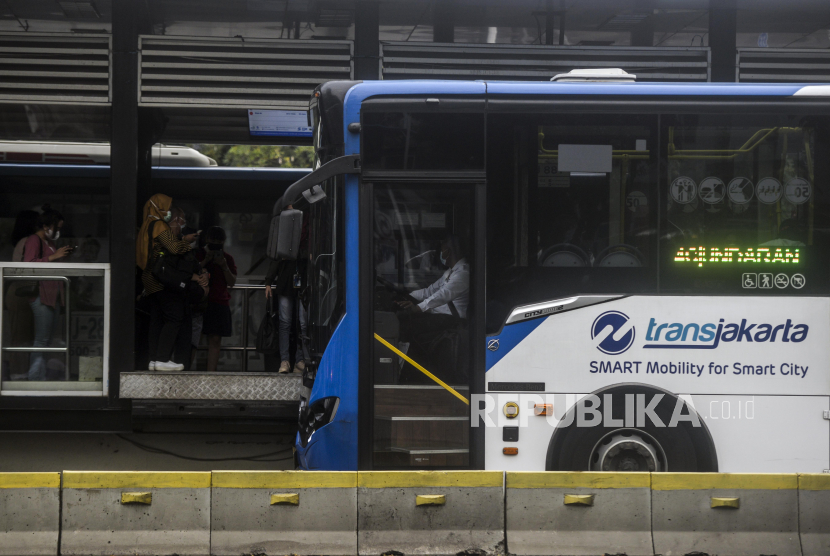 Bus TransJakarta. Pada Kamis (2/12), terjadi kecelakaan bus TransJakarta menabrak pos polisi di PGC Cililitan, Jakarta Timur.