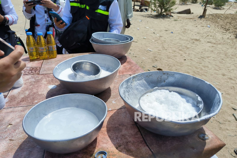 Susu unta yang baru saja diperas di gurun Hudaibiyah, Arab Saudi. Ahad (11/6/2023) 