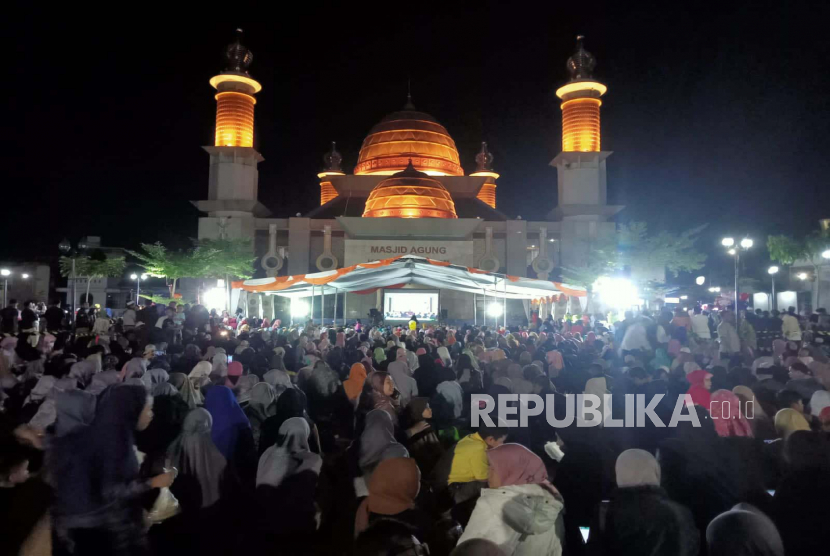 Tabligh akbar dengan penceramah ustaz Adi Hidayat (UAH) dihadiri ribuan warga di Masjid Agung Kota Sukabumi, Ahad (5/2/2023) malam.