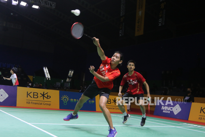 Pebulu tangkis ganda campuran Indonesia, Jafar Hidayatullah (kanan) dan Aisyah Salsabila Putri Pranata (kiri), beraksi di turnamen Indonesia Master 2023.