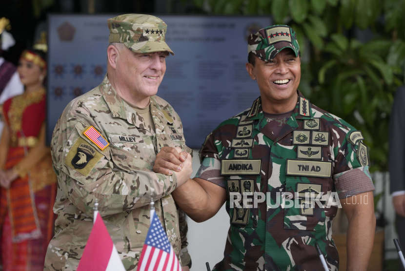 Kepala Staf Gabungan AS Jenderal Mark Milley berjabat tangan dengan Panglima TNI Jenderal Andika Perkasadi Mabes TNI, Cilangkap, Jaktim.