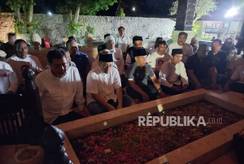 Anas Urbaningrum bersama rombongan berziarah ke makam Sukarno (Bung Karno) di Kota Blitar, Jawa Timur, Rabu (12/4/2023).