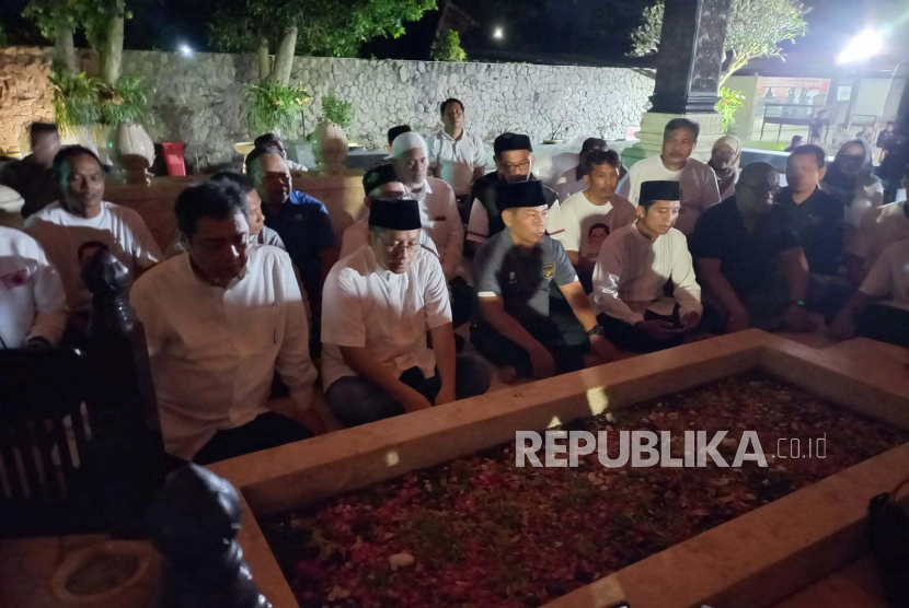 Anas Urbaningrum bersama loyalis dan kader Partai Kebangkitan Nusantara (PKN) melakukan ziarah ke makam Bung Karno di Kota Blitar, Rabu (12/4/2023). Anas Urbaningrum dan Bung Karno sama-sama anak Blitar dan dipenjara di Sukamiskin.